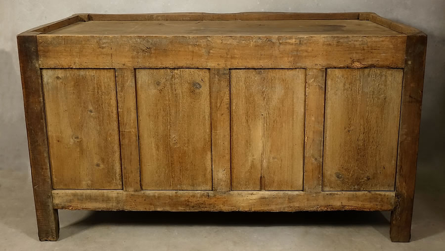 Buffet bas de chasse ou crédence provençale nîmoise galbé en arbalète, vue du dos du meuble 